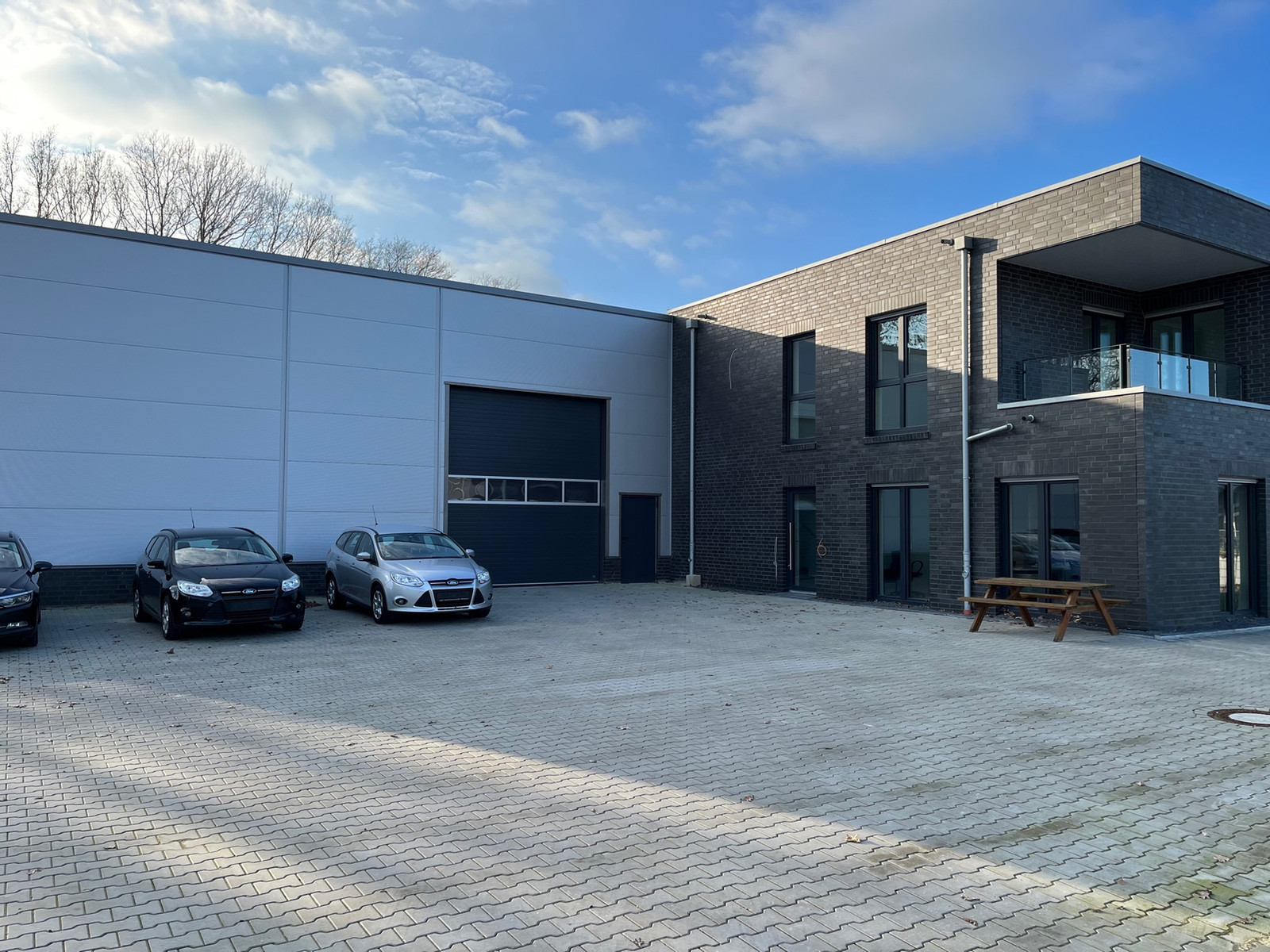 Firmengebäude von Riedel Export in Neuenhaus mit Fahrzeughof